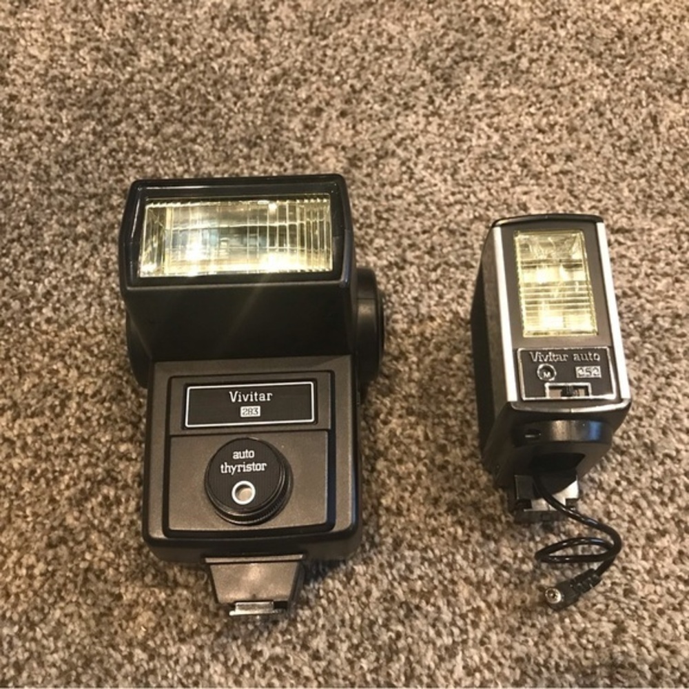 UNTESTED- Lot of 2 - Vivitar Auto Camera Flash 252 w/case and 283 Camera Flash